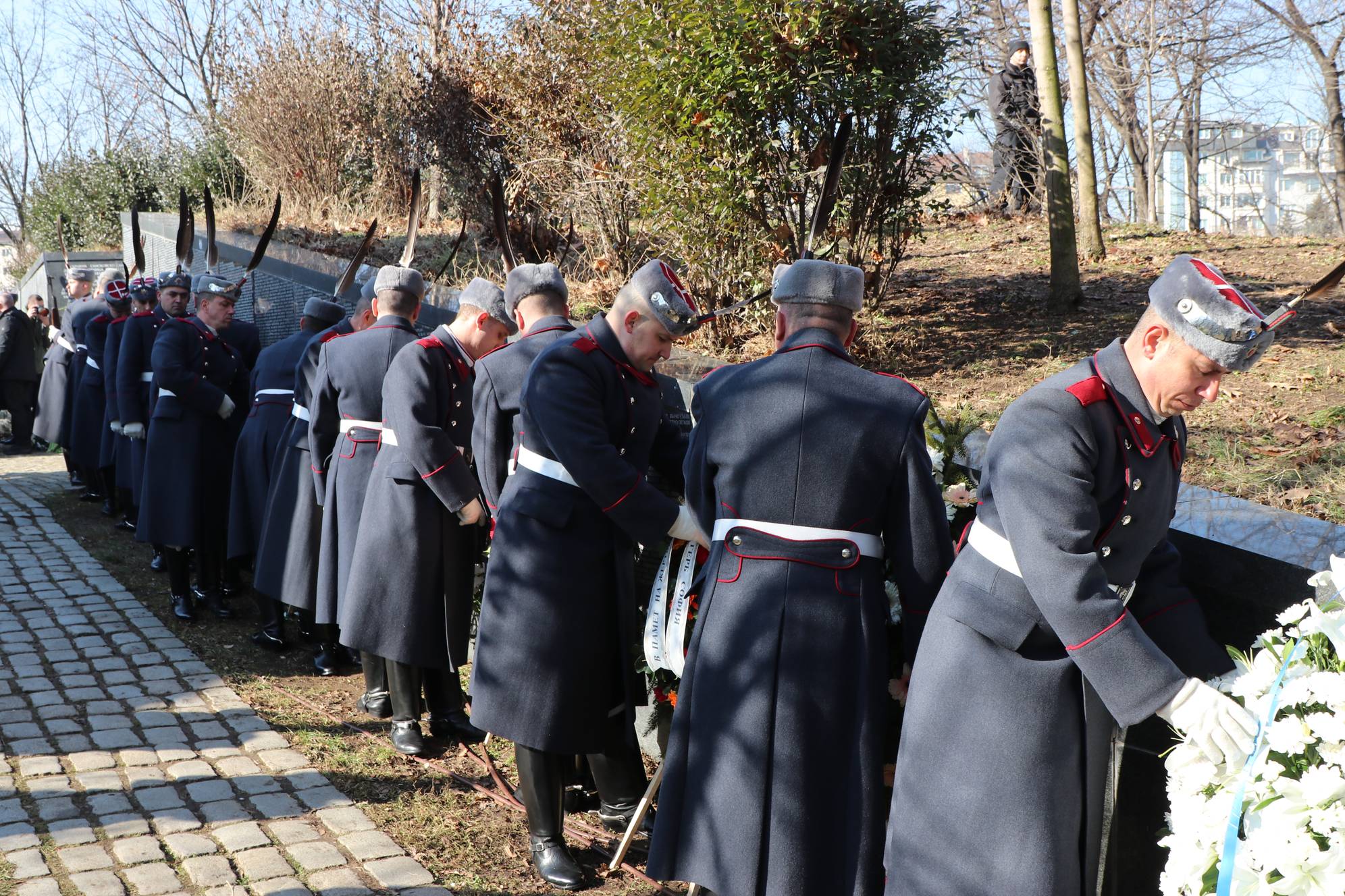 Гвардейци поднасят венци в памет на жертвите на комунизма пред Мемориала в градинката пред НДК-1